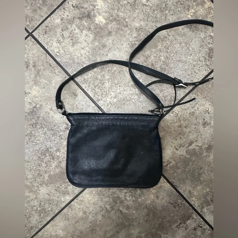 Harley-Davidson Black Embossed Leather Crossbody Bag with adjustable straps. - Picture 3 of 4